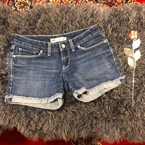 Levi’s Denim Summer Booty Shorts - Picture 2 of 4